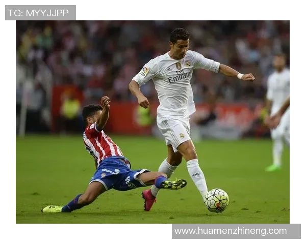 手绘足球球星情侣甜蜜瞬间展现球场外的柔情与默契