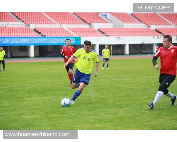 球场上的对话瞬间 足球明星们的真实交流与默契展现 球场上的对话瞬间 足球明星们的真实交流与默契展现