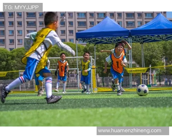 绿茵赛场上激情瞬间足球球星全力射门展现力量与艺术之美