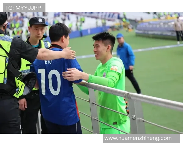 足球巨星真情赠送签名球衣引发球迷热烈追捧瞬间感动全场